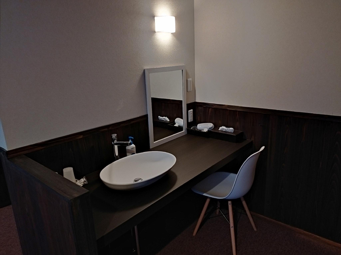 Bathroom 4, The Pageant, Nikkō