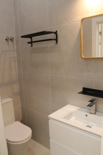 Others 5, Real Guest House, Almada