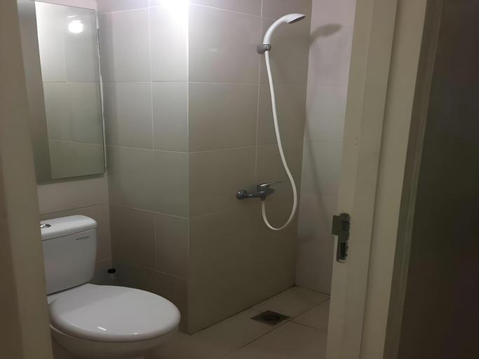 Bathroom 5, Apartment Tanglin - Pakuwon Mall - Surabaya, Surabaya