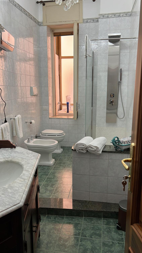 Bathroom 2, B&B LaCasaDiMatteo, Salerno