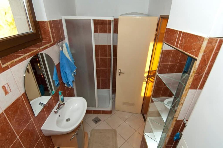 Bathroom 5, Sas-Feszek Vendeghaz, Eger