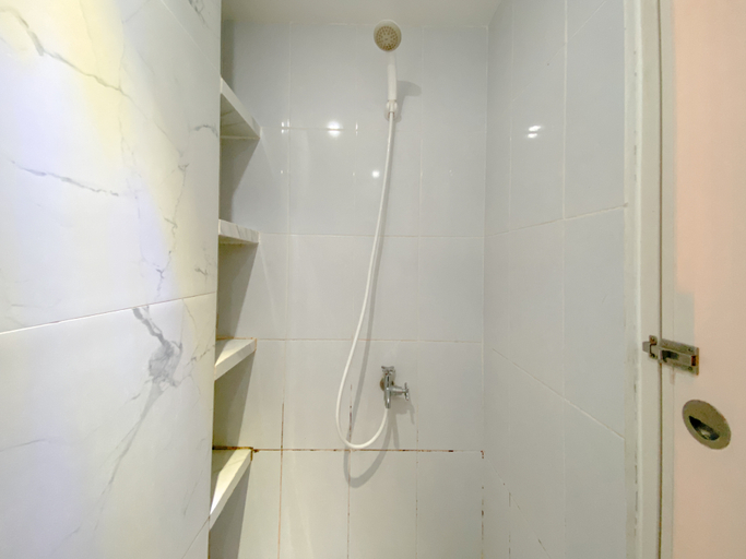 Bathroom 5, Cozy Studio at 7th Floor Tokyo Riverside PIK 2 Apartment By Travelio, Tangerang