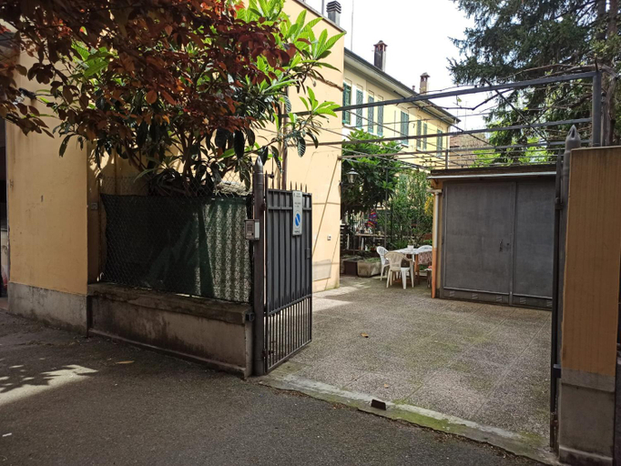 Others 2, B&B Number 9, Bologna