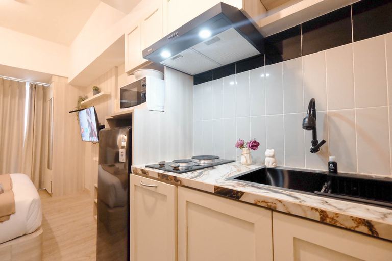 Others 4, Wooden Accent Studio at Tokyo Riverside PIK 2 Apartment By Travelio, Tangerang