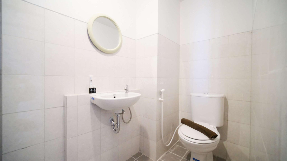 Bathroom 2, Simple Studio Apt at Suncity Residence By Travelio, Sidoarjo