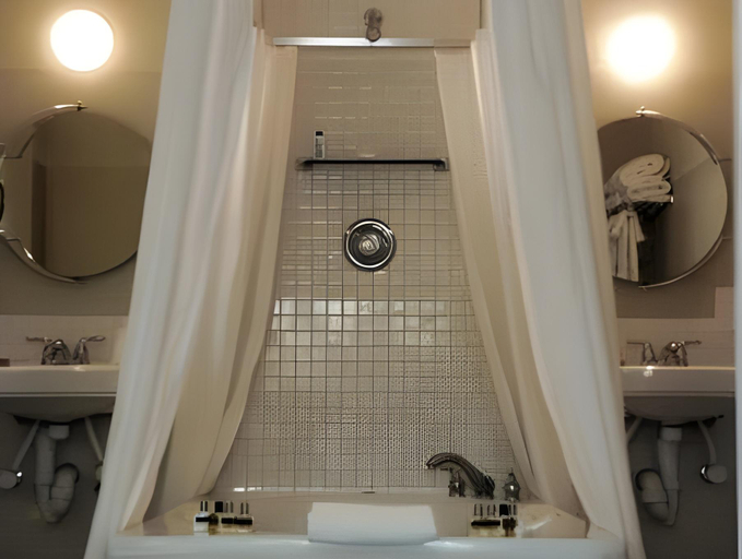 Bathroom 3, The Eo Inn - Downtown, Orange