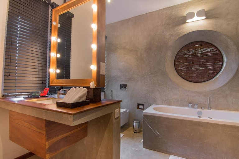 Bathroom 5, Kings Pavilion, K.F.G. & G. Korale