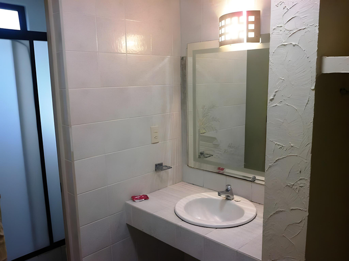 Bathroom 5, Hotel Gran Palmeiras, Úrsulo Galván