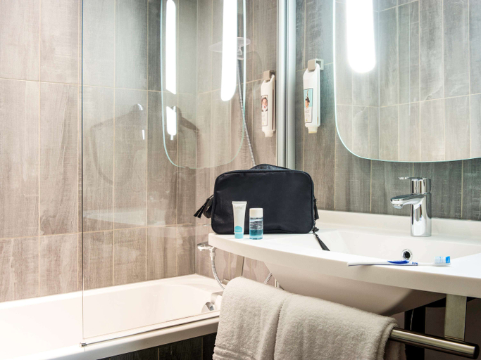 Bathroom 4, ibis Gent Centrum St Baafs Kathedraal, Oost-Vlaanderen