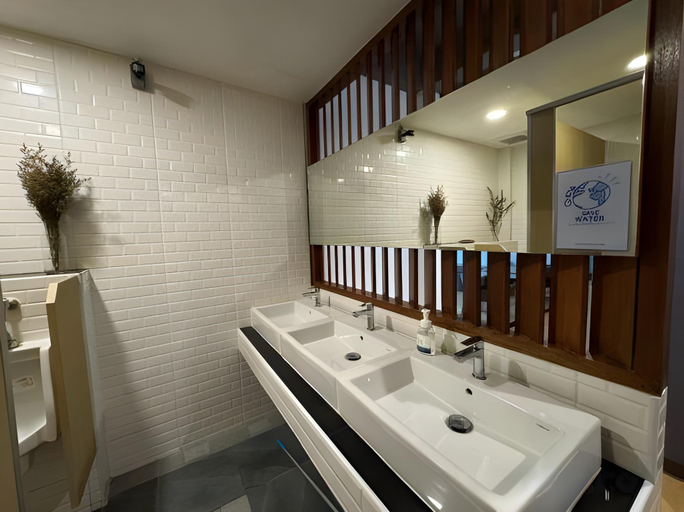 Bathroom 5, Daraya Hostel, Pathum Wan