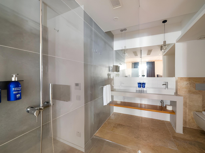 Bathroom 3, 19 ROOMS