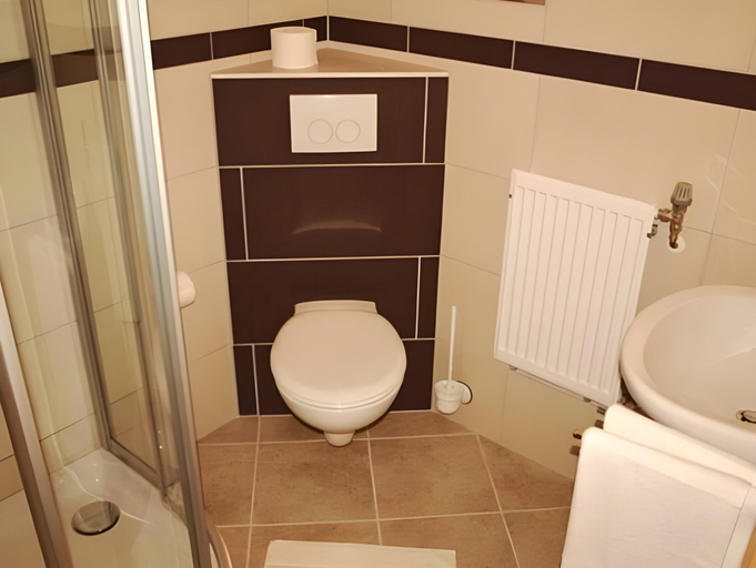 Bathroom 5, Hotel Kaiserhof, Goslar