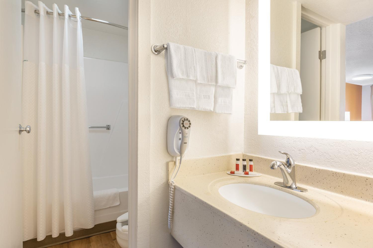 Bathroom 4, Howard Johnson by Wyndham Lexington, Rockbridge