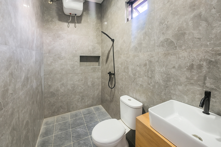 Bathroom 3, RedDoorz @ K1 Hotel near Cipanas Cianjur, Cianjur