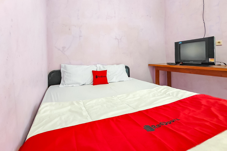 Bedroom 5, RedDoorz near Treetop Adventure Kopeng, Semarang