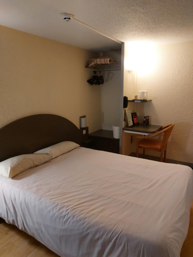 Bedroom 2, La Porte Angevine, Maine-et-Loire