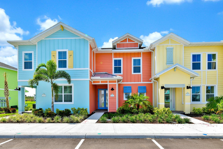 Exterior & Views