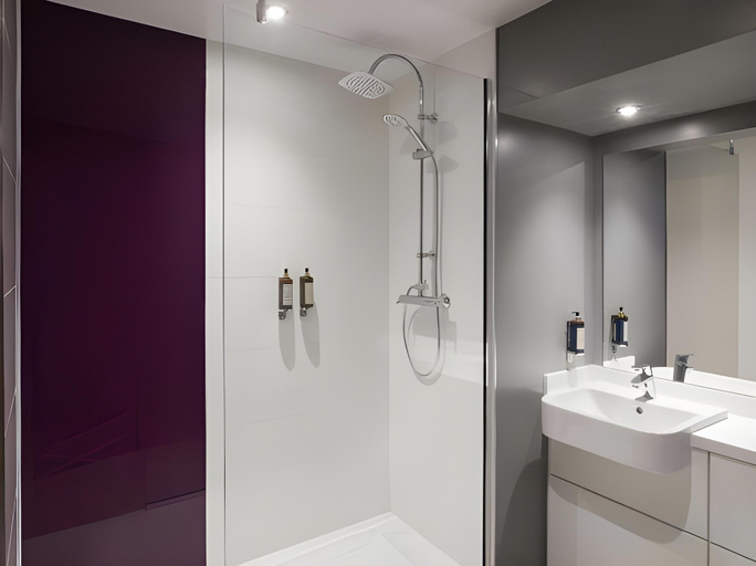 Bathroom, Premier Inn Poole Centre (Holes Bay) Hotel, Poole