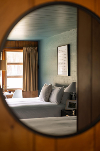 Bedroom 2, The Ellison Inn & Lounge, Door