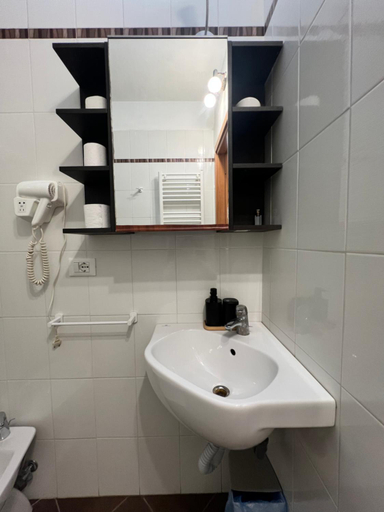 Bathroom 2, casadiviaappia, Bologna