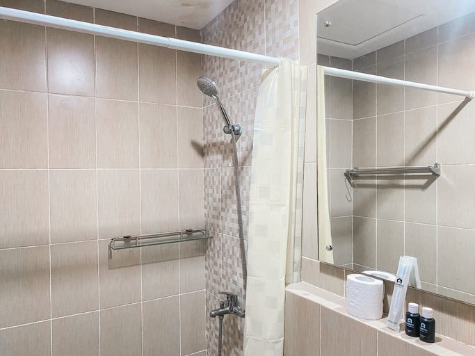 Bathroom 5, Comfy and Homey Studio at Enviro Apartment By Travelio, Cikarang