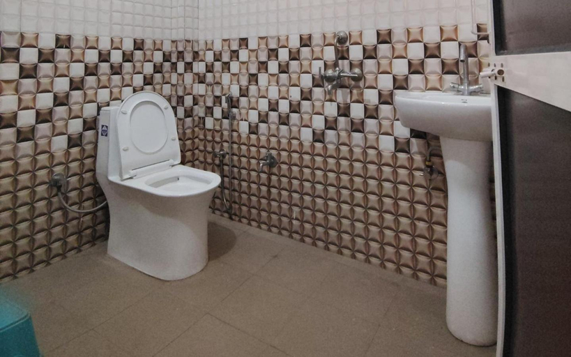 Bathroom 3, The Gold Bird by StayApart, Garhwal