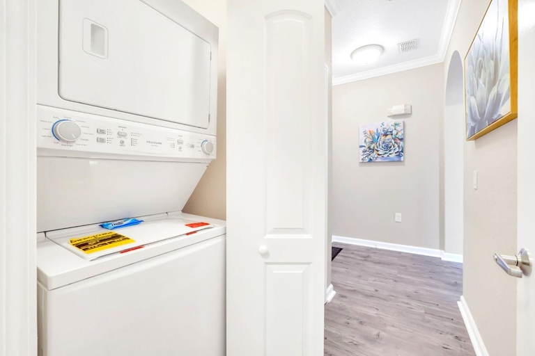 Others 4, 2BR Condo with Pool & Hot tub - Near Disney!, Orange