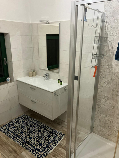 Bathroom 2, Al Portico Private Rooms, Milano