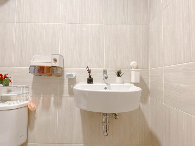 Bathroom 5, Woodlight 2BR at Vasanta Innopark Apartment By Travelio, Cikarang