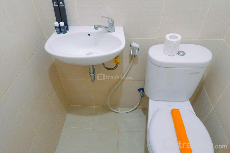Bathroom 5, Scenic Studio Apt at Bale Hinggil By Travelio, Surabaya