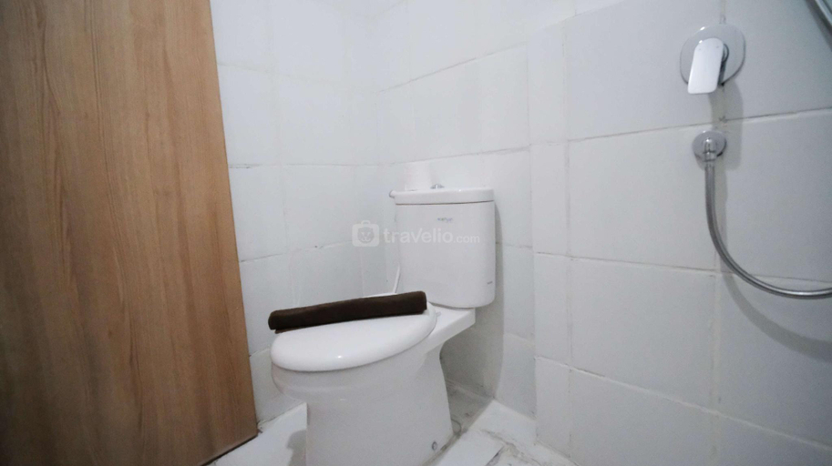 Bathroom 3, Simple Living 1BR at The City Square By Travelio, Surabaya