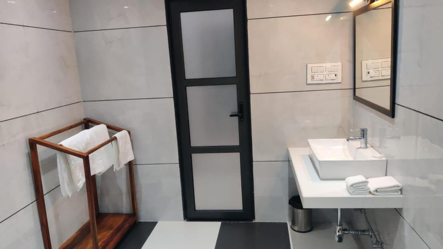 Bathroom 3, Leopards Paradise, Pali