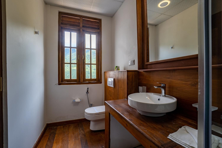 Bathroom 4, Shanthi Uyana, Udadumbara