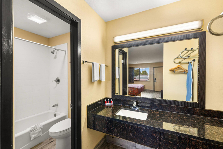 Bathroom 4, Econo Lodge Belton, Bell