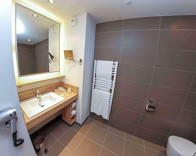Bathroom 4, Appart hotel Q7 Lodge Lyon 7, Rhône