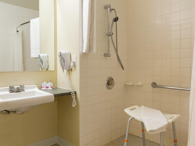 Bathroom 4, Travelodge by Wyndham North Bay, Nipissing