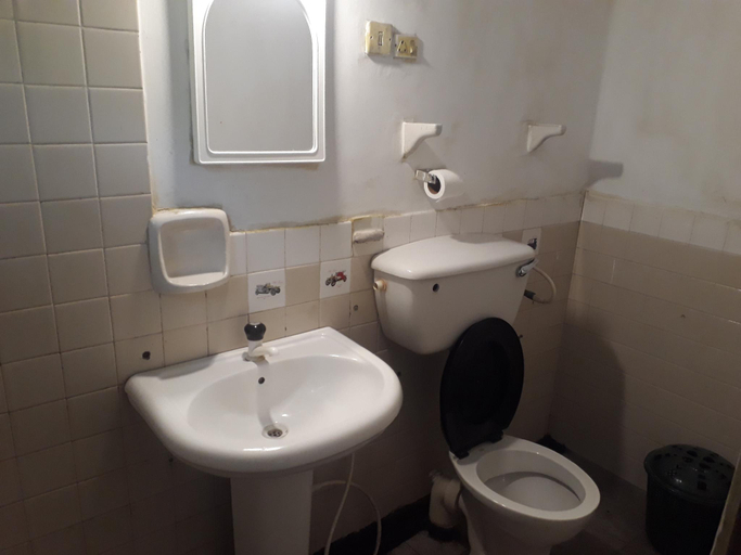Bathroom 3, The Drop Inn, K.F.G. & G. Korale