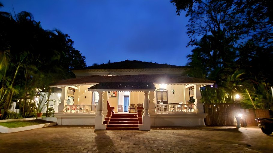 Exterior & Views