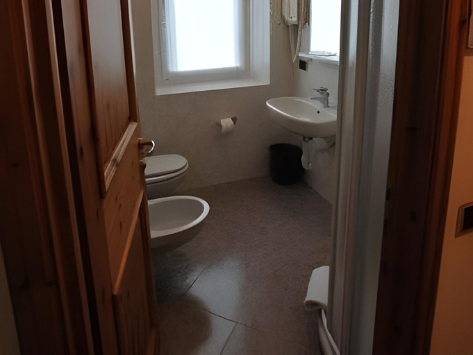 Bathroom 3, Meublè Garni Della Contea, Sondrio