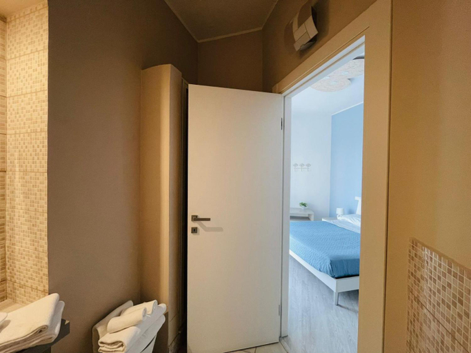 Bathroom 3, La Dama dell'Etna, Catania