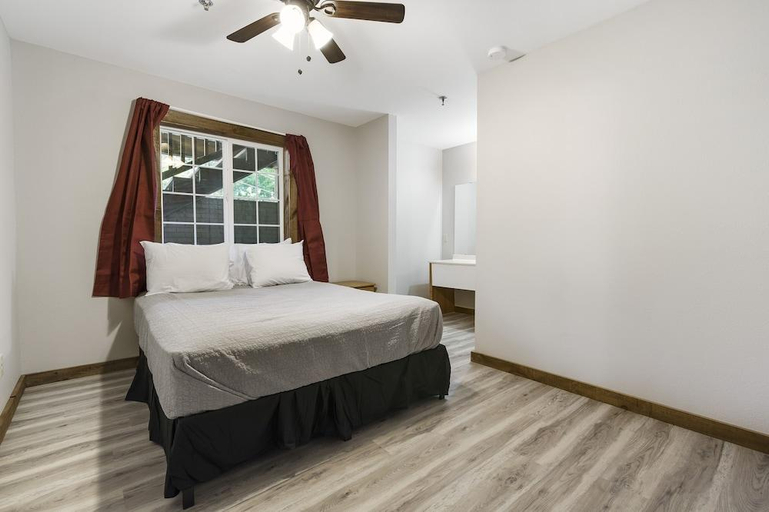 Bedroom 1, Jonesbones Room at White Wing Lodge- Silver Dollar City Getaway, Stone