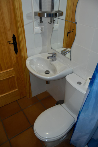 Bathroom, Albergue de Aliaga, Teruel