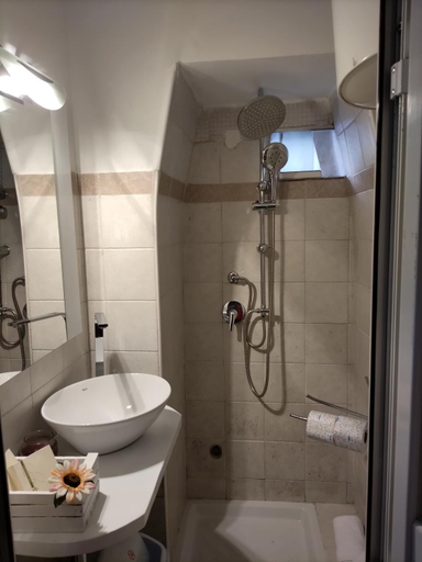 Bathroom 2, Beb lungo tiflis matrimoniale, quadrupla, Bari