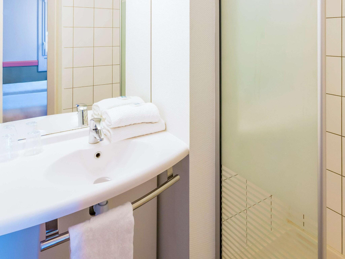 Bathroom 4, ibis budget Beziers Est Mediterranee, Hérault