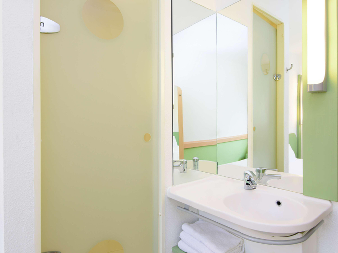 Bathroom, ibis budget Bilbao Arrigorriaga, Vizcaya
