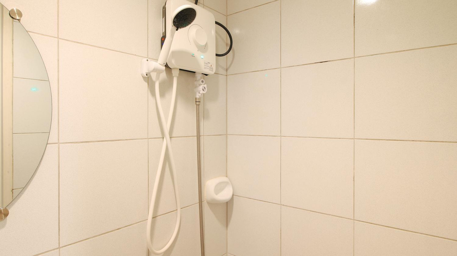 Shower, Yuzons Bedspacer and Transient Home Staycation, Parañaque