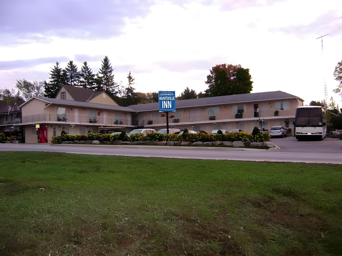Exterior view 5, Huntsville Inn, Muskoka