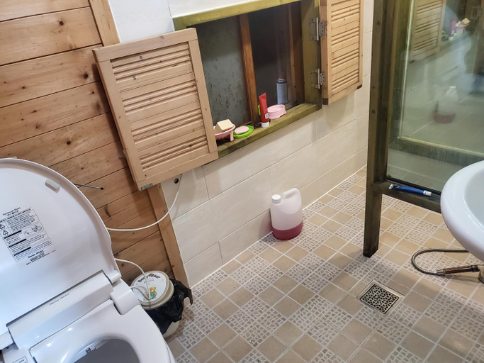 Bathroom, Sky Karaoke, Busanjin
