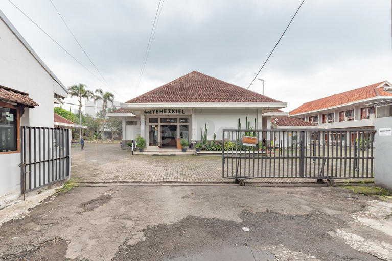 Exterior & Views 2, Yehezkiel Hotel Lembang Mitra RedDoorz, Bandung