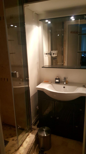 Others 5, Chambre et salle d'eau proches du Sacre-Coeur, Paris